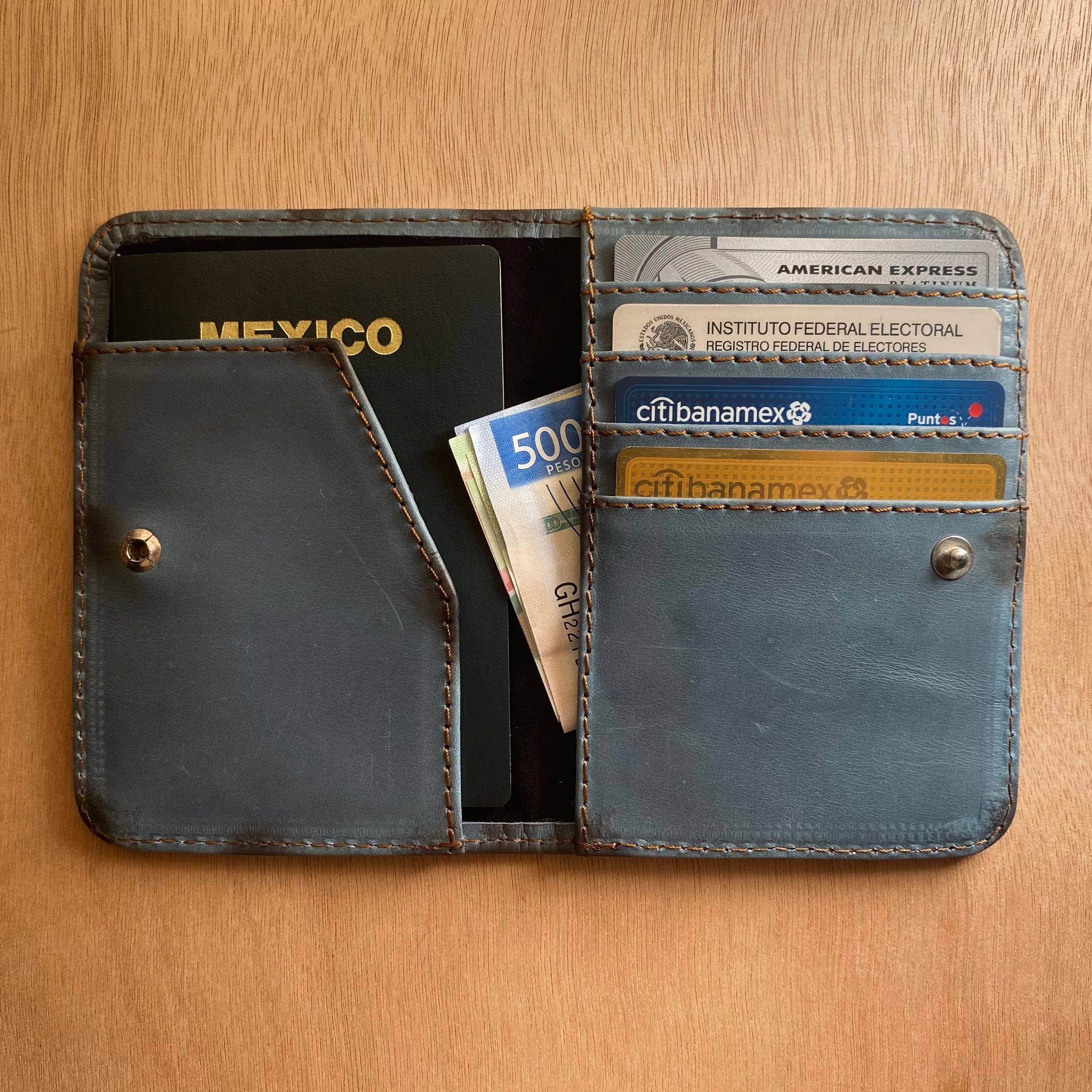 Porta pasaporte azul en piel