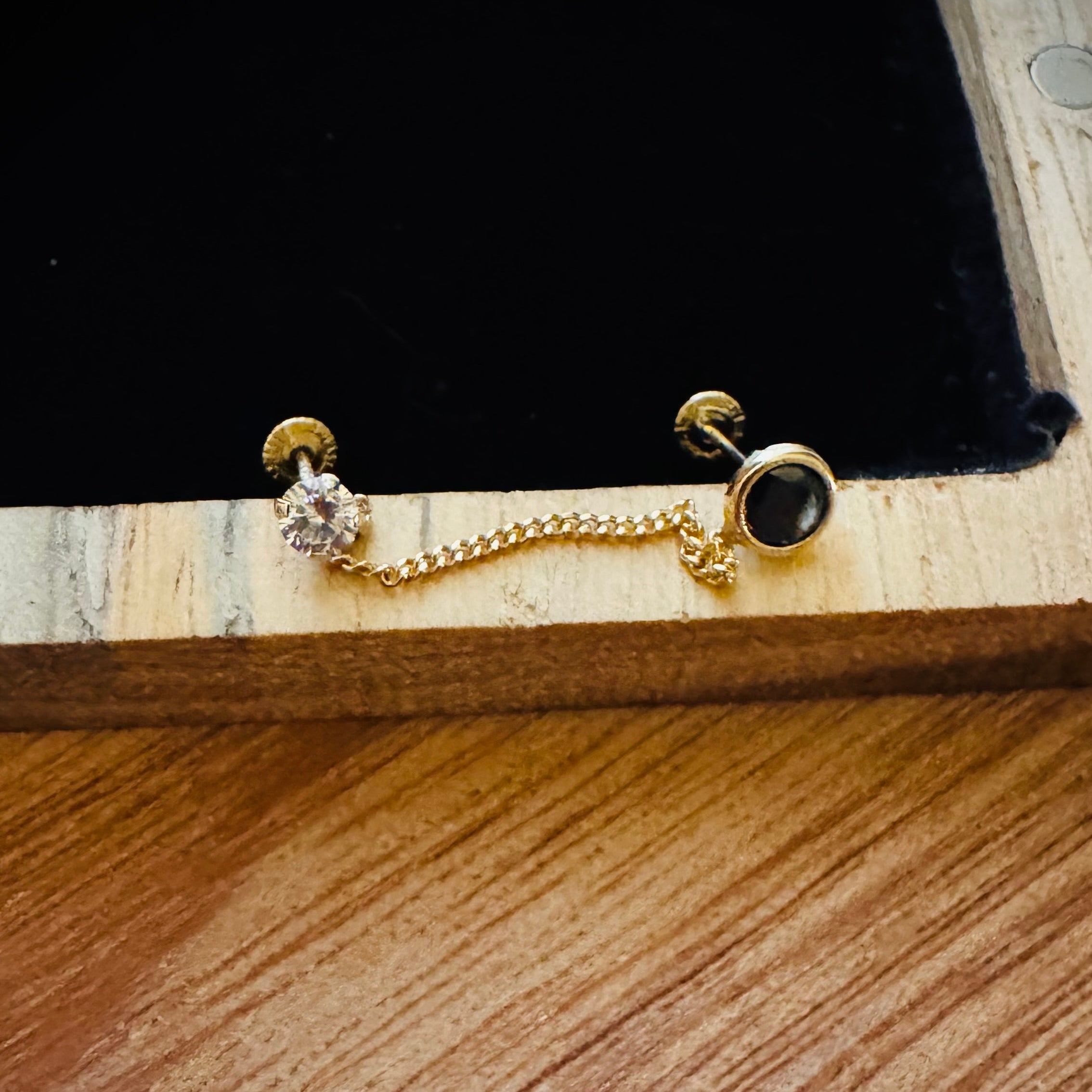 Broquel ónix con cadena oro 10k