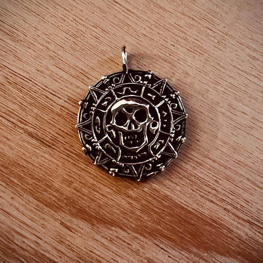 Medallón Piratas del Caribe plata