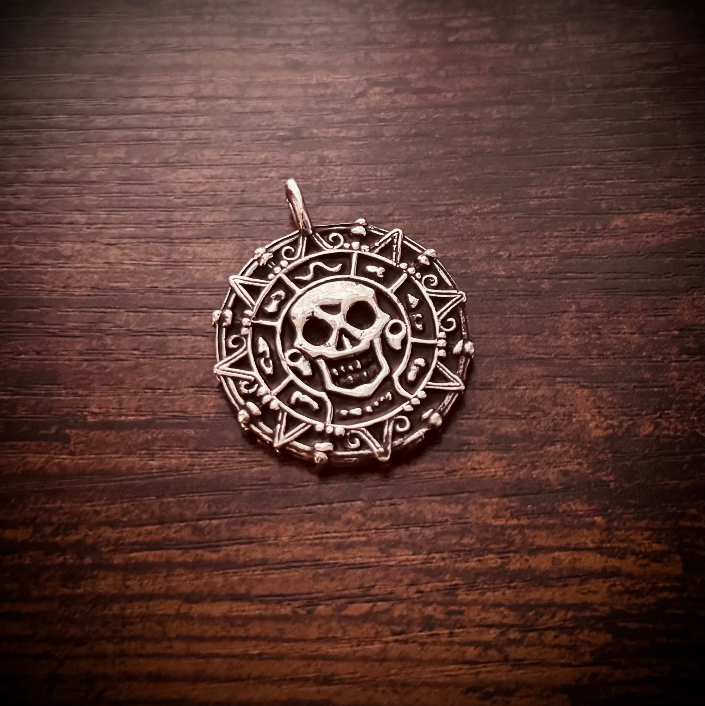 Medallón Piratas del Caribe plata