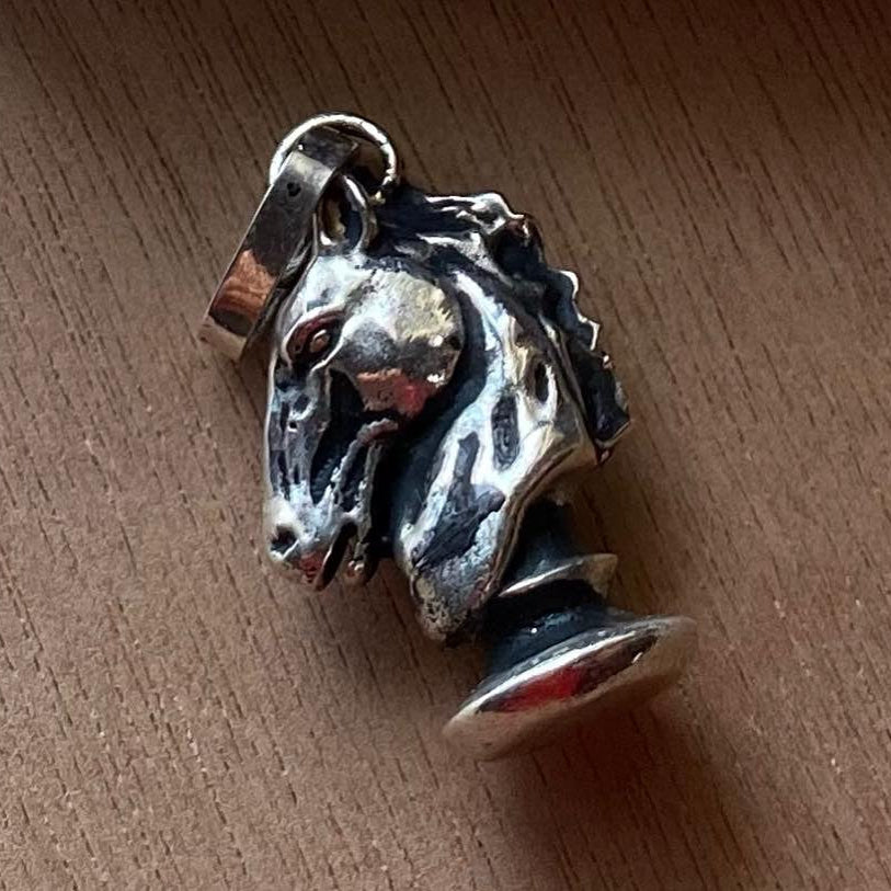 Dije Caballito de Ajedrez en plata