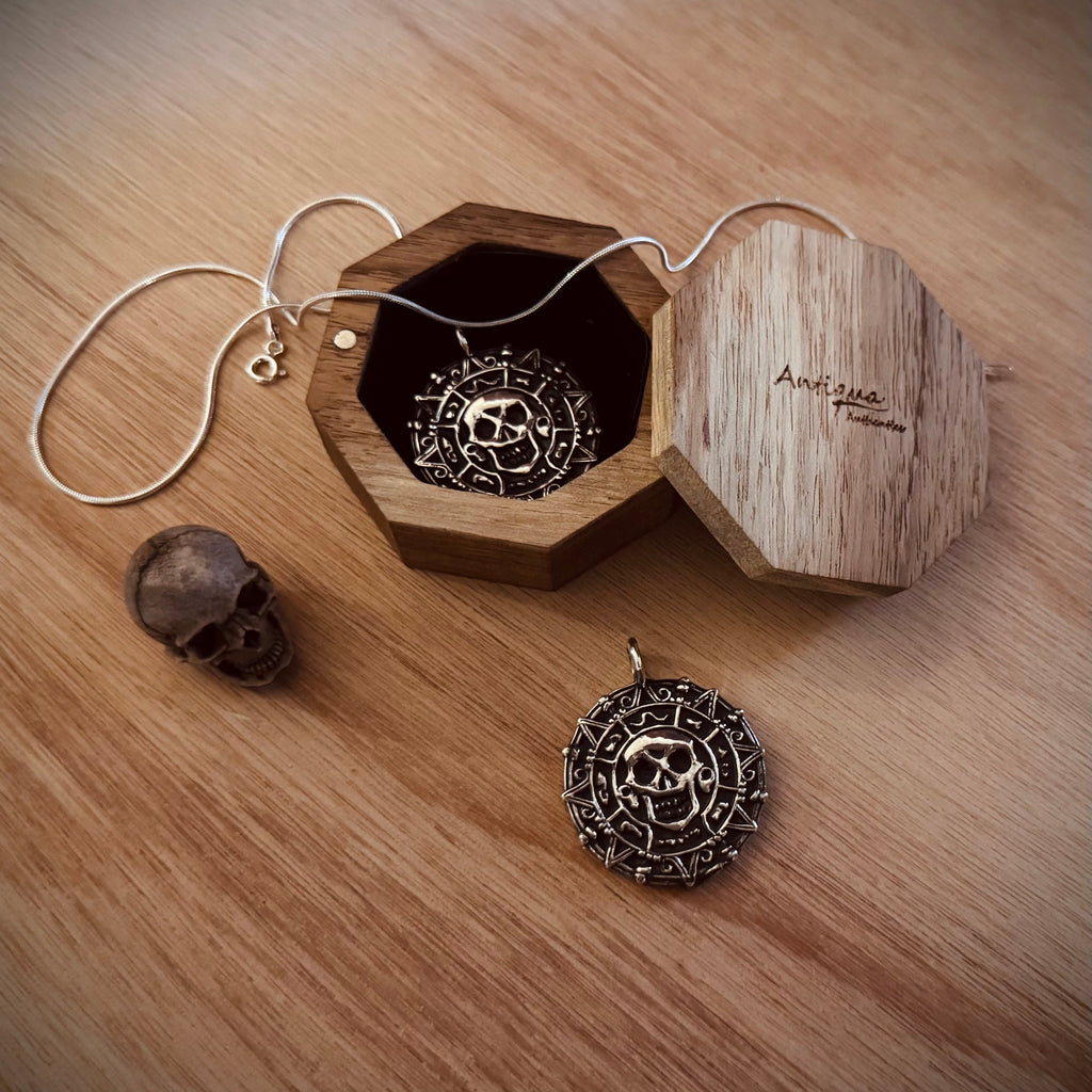 Medallón Piratas del Caribe plata