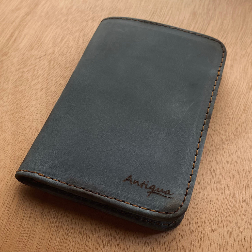 Porta pasaporte azul en piel