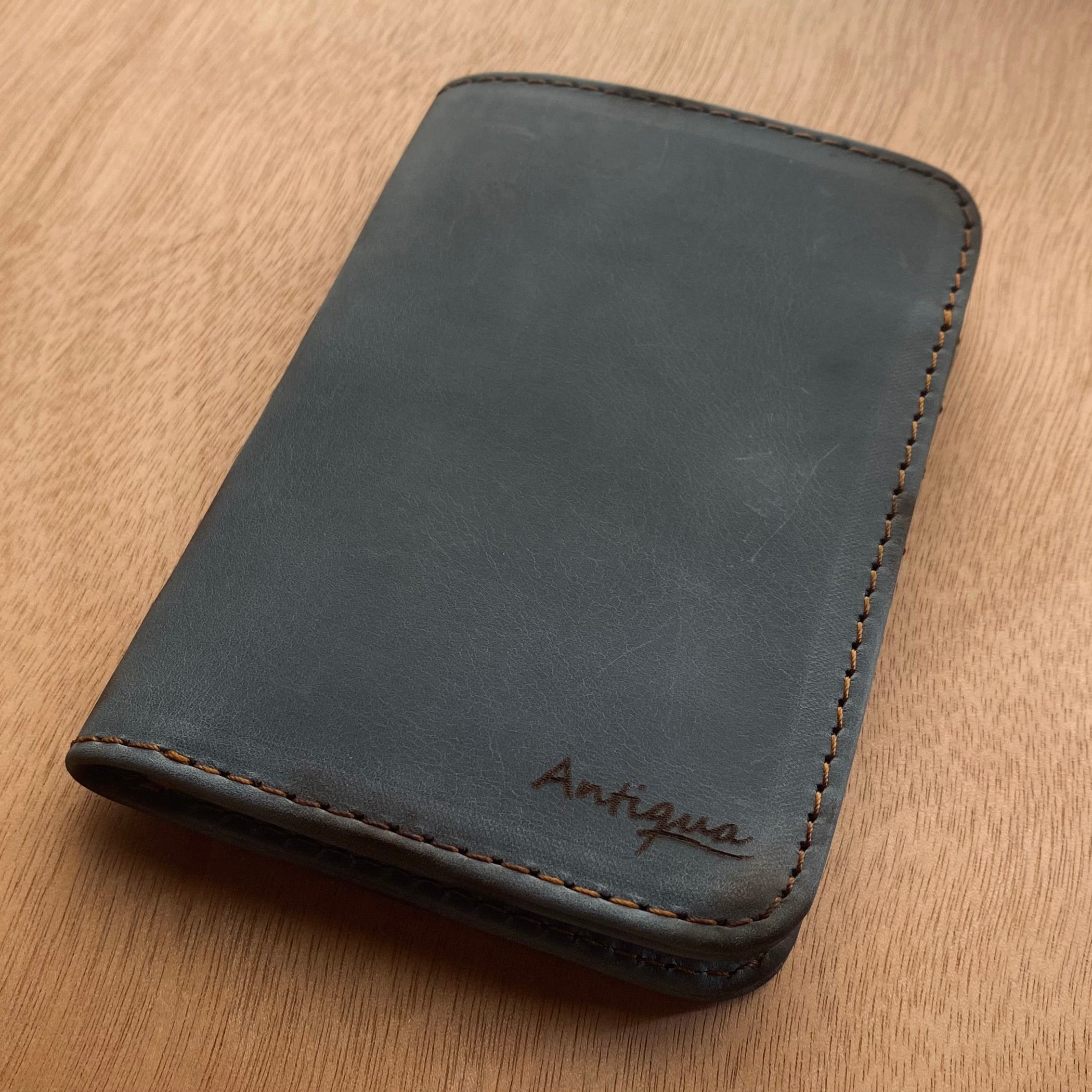 Porta pasaporte azul en piel