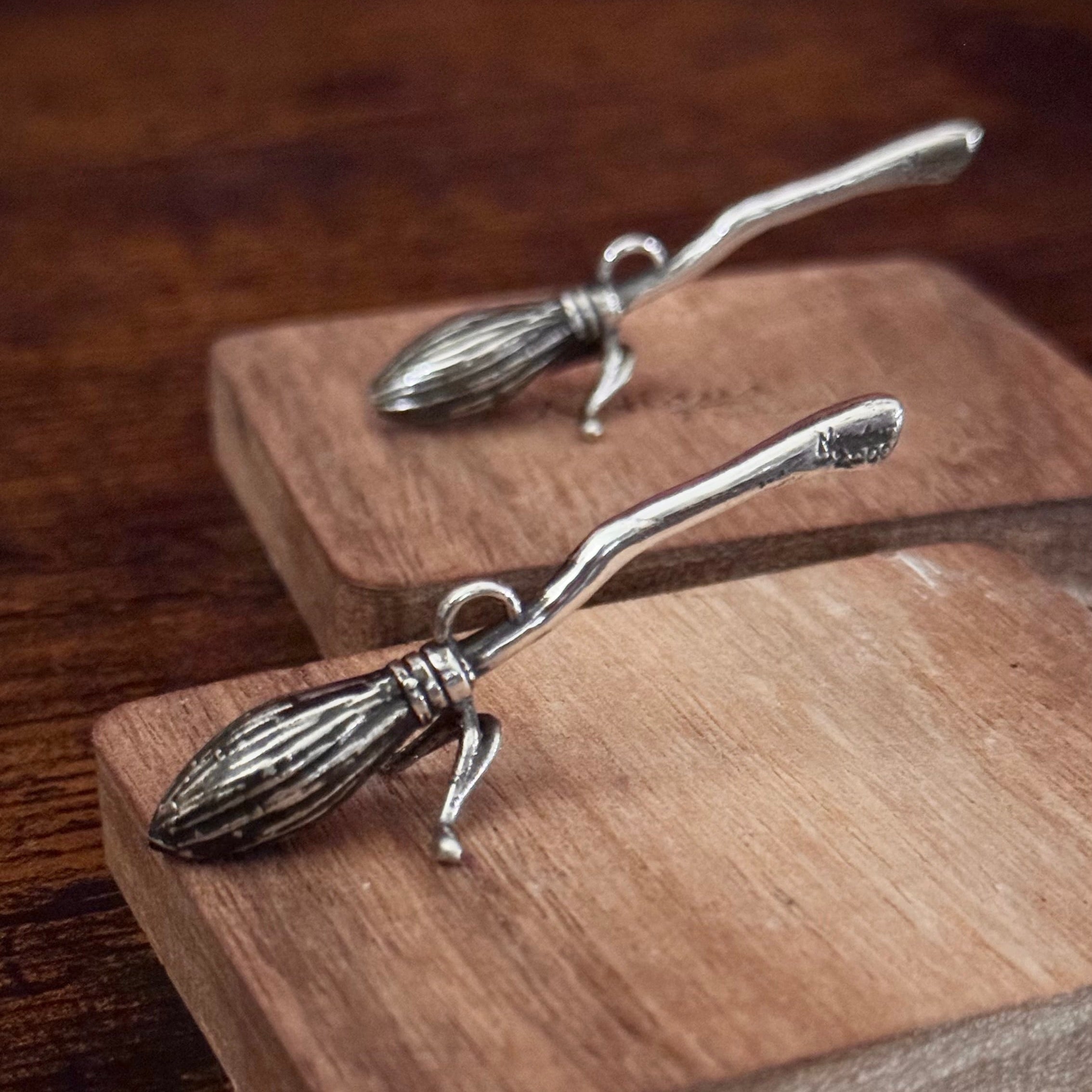 Dije Nimbus 2000 en plata