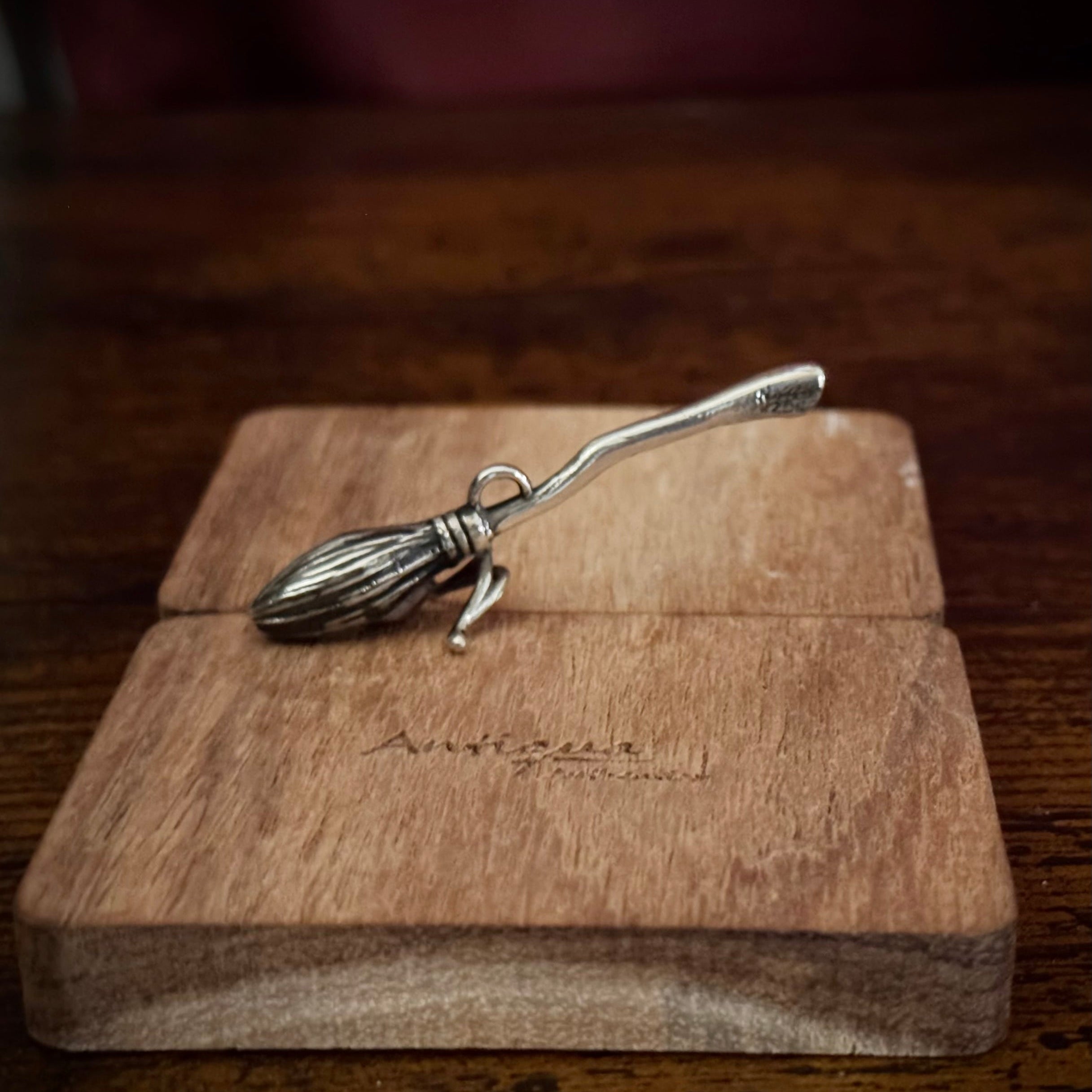 Dije Nimbus 2000 en plata