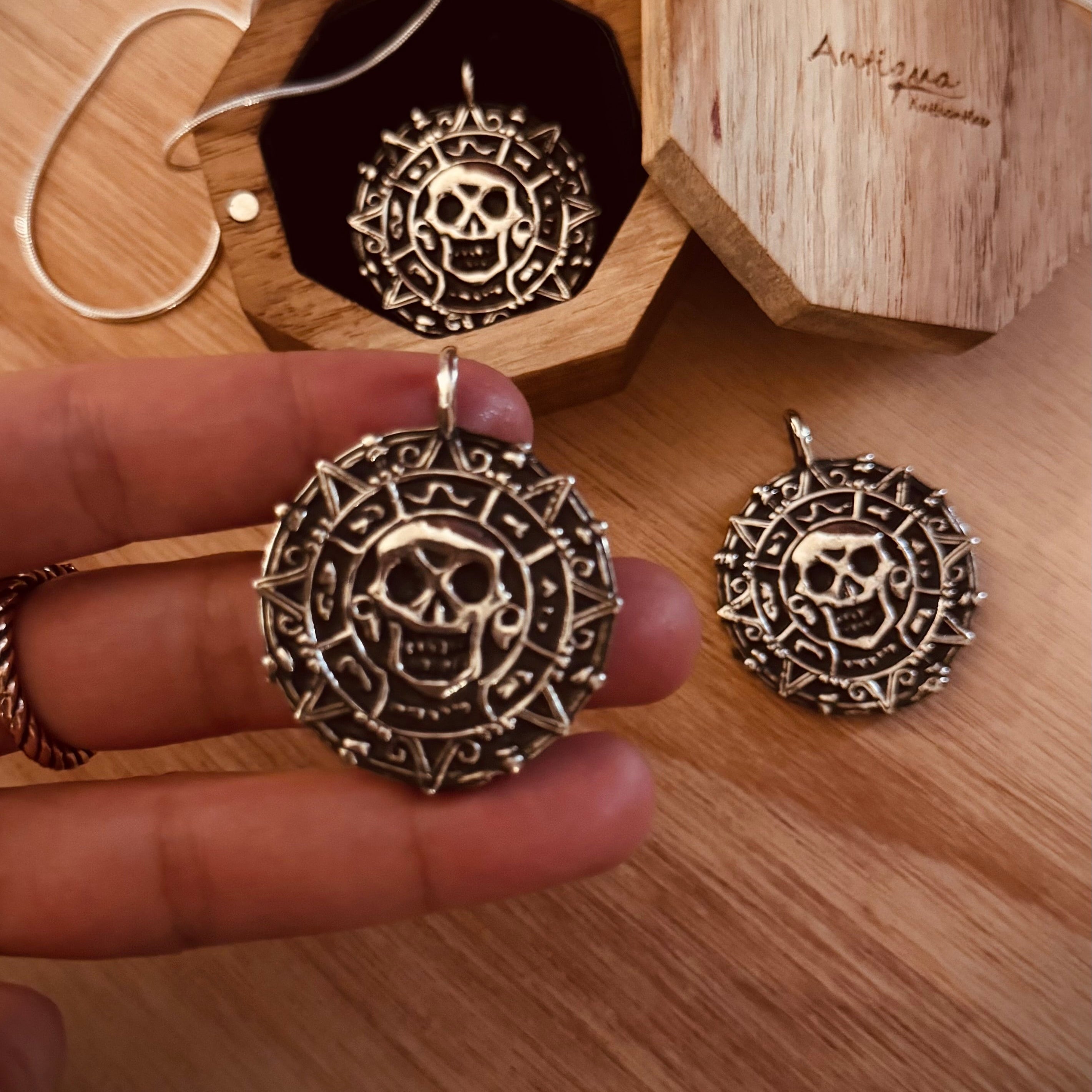 Medallón Piratas del Caribe plata