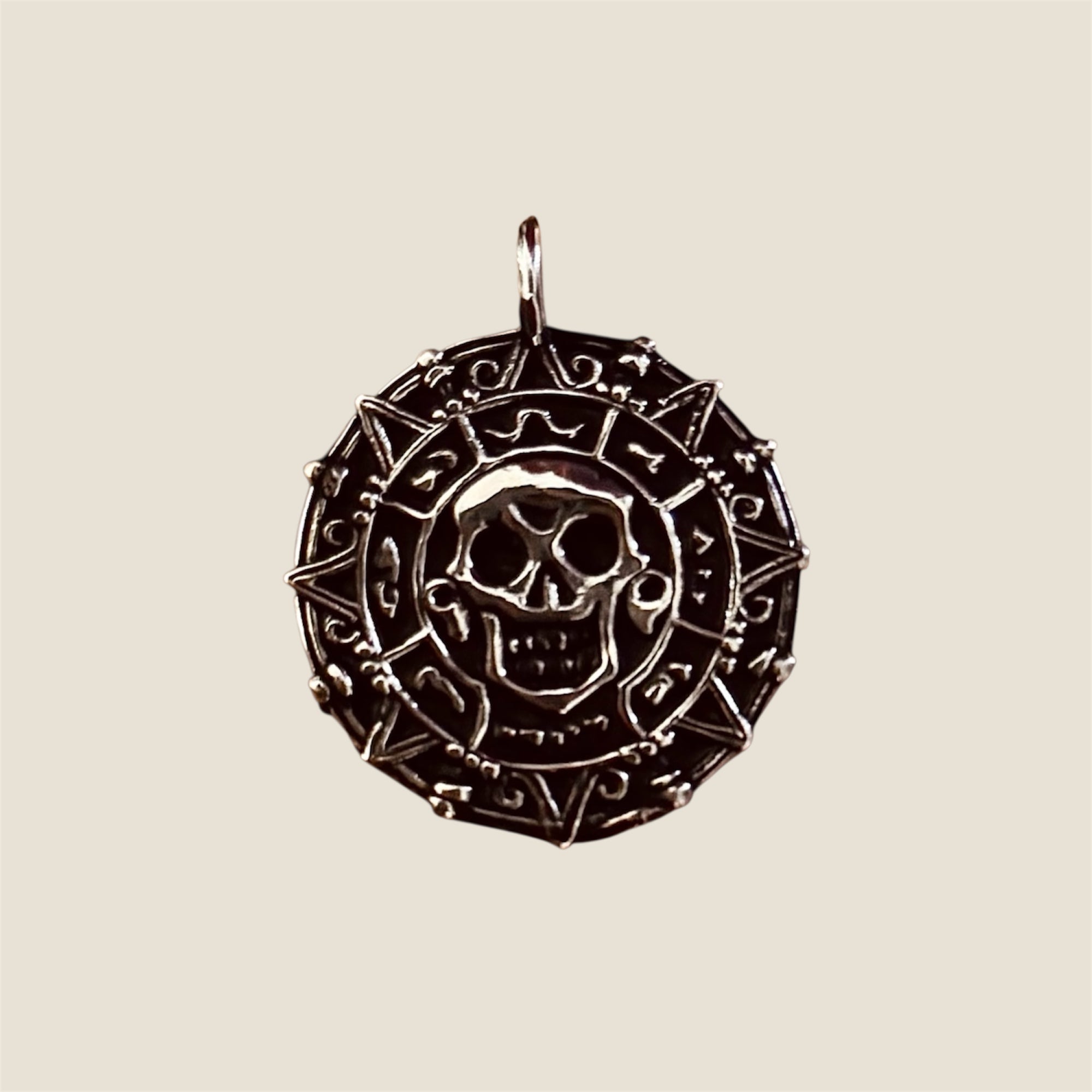 Medallón Piratas del Caribe plata