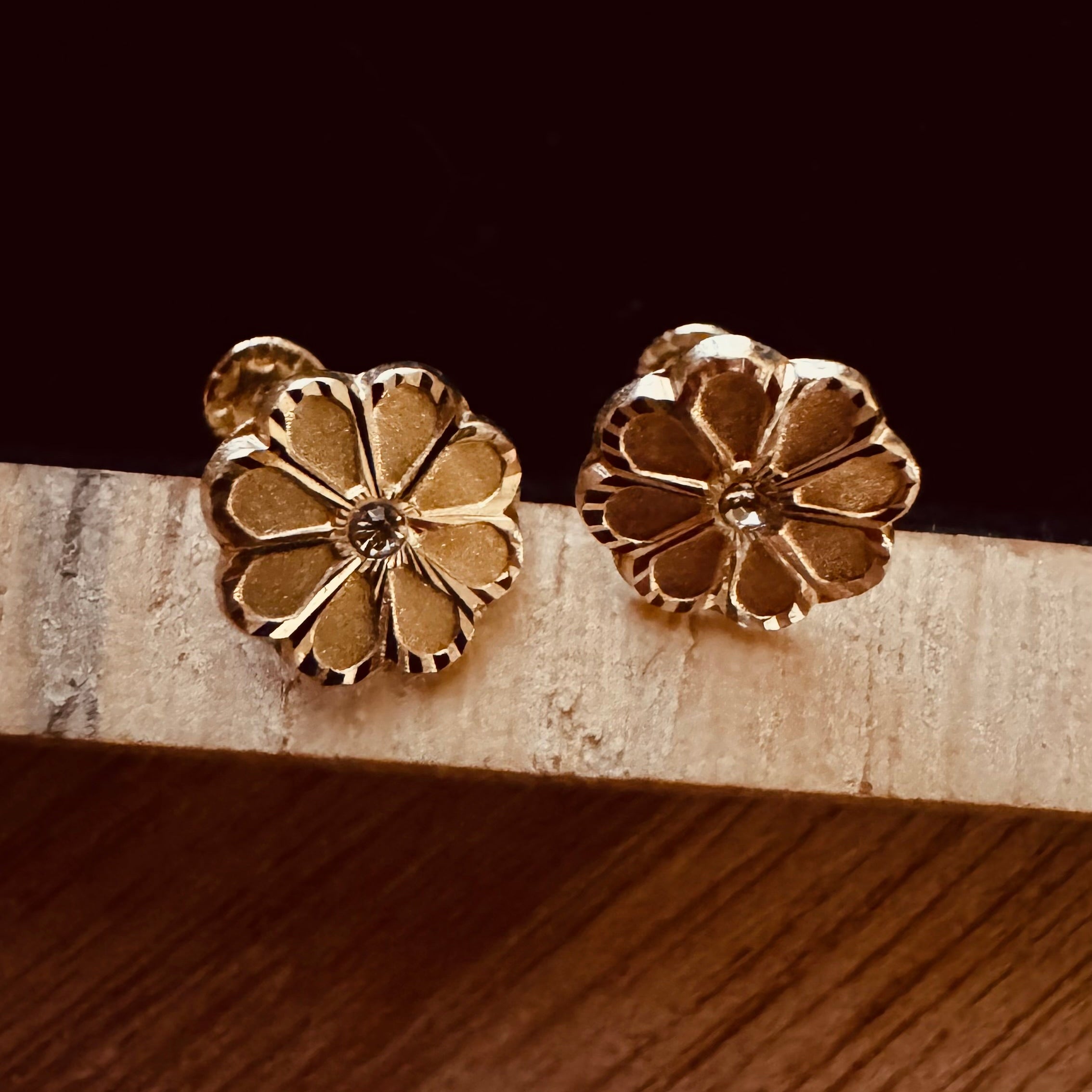 Broquel Flor Oro 10k  7mm