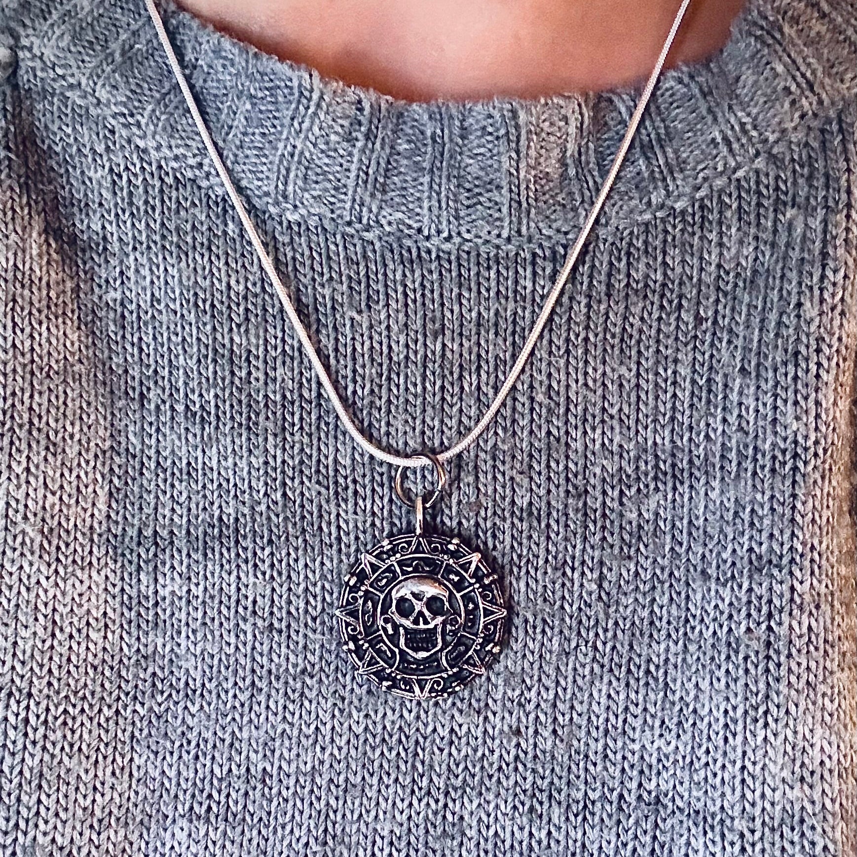 Medallón Piratas del Caribe plata 25mm