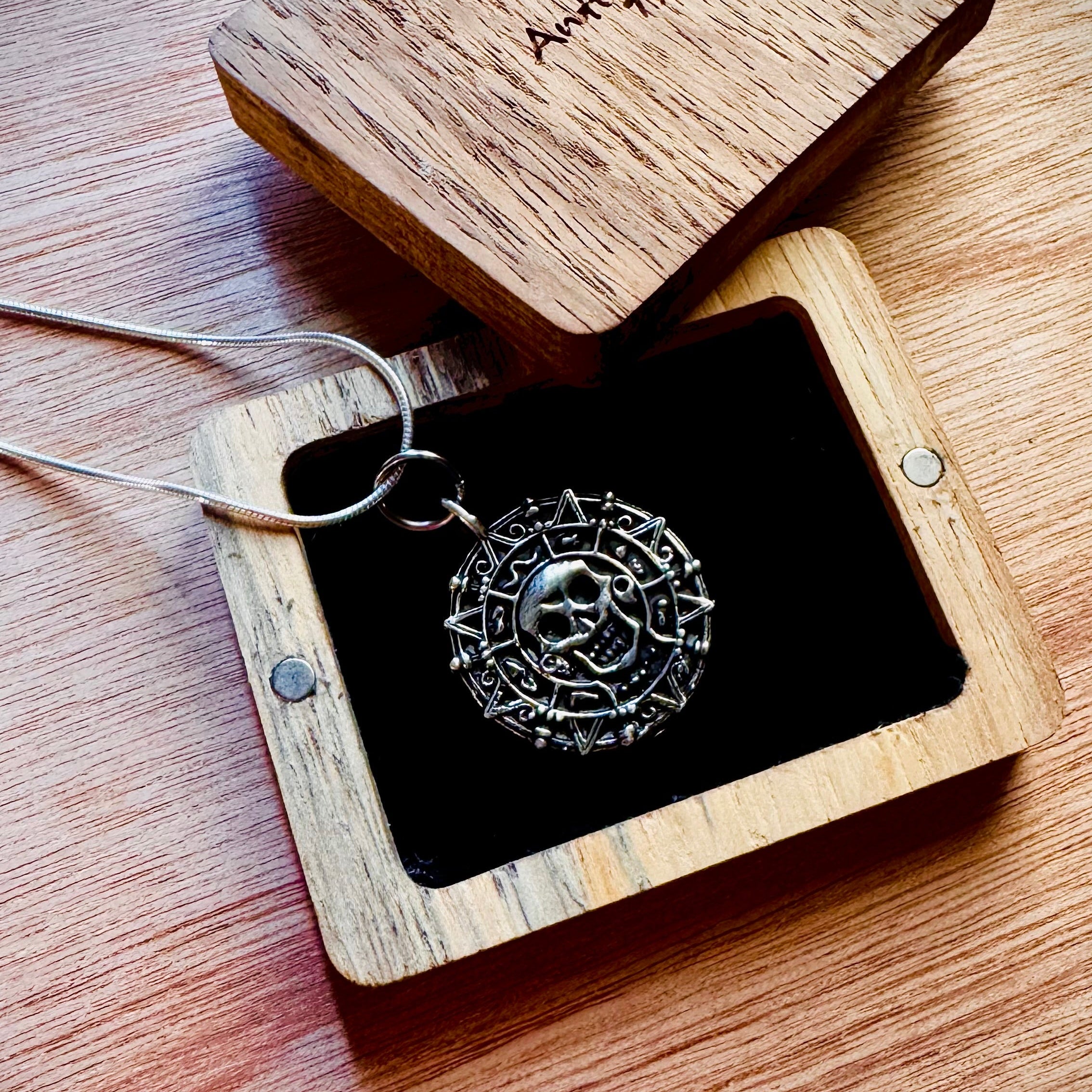 Medallón Piratas del Caribe plata 25mm