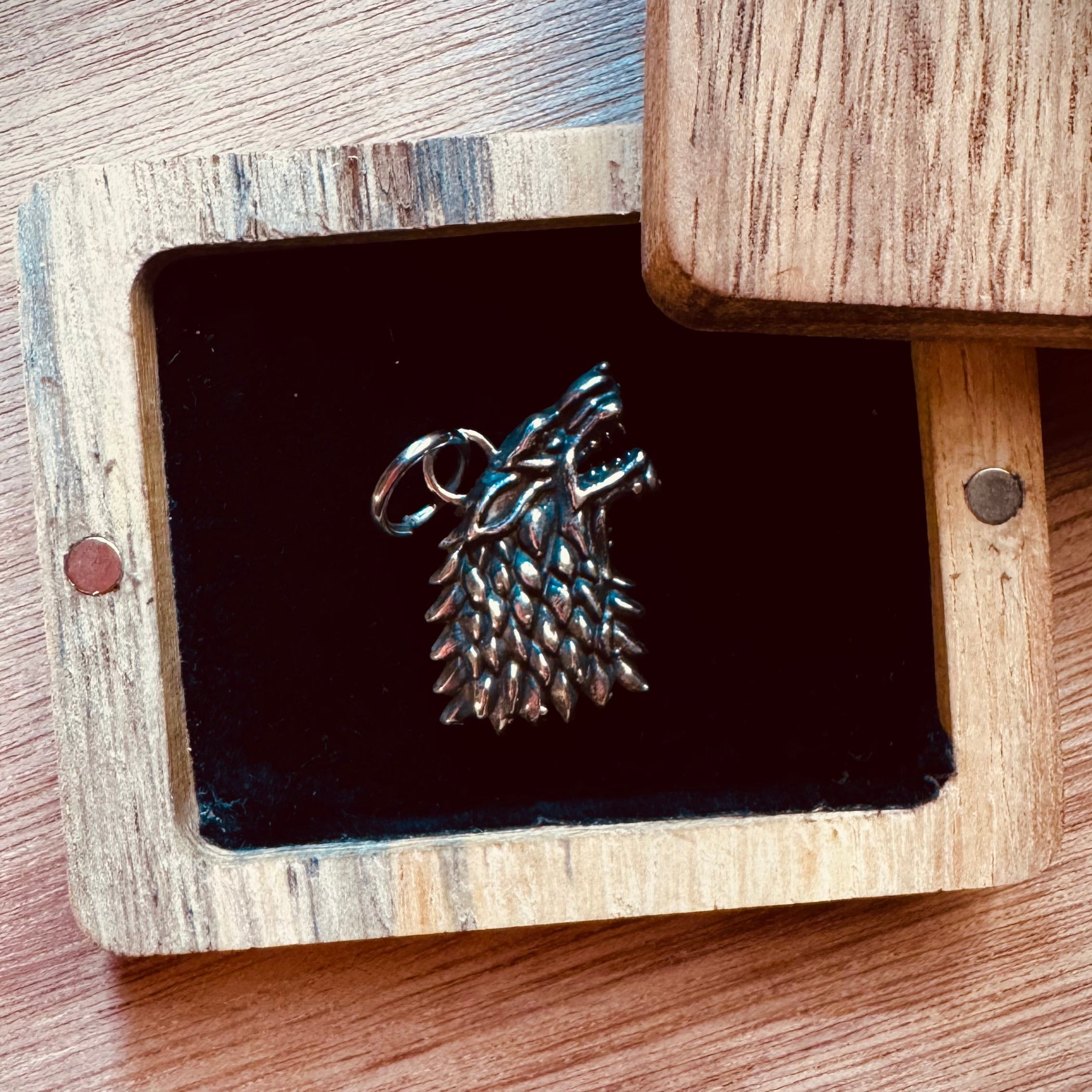 Dije Stark Game of Thrones 25mm plata