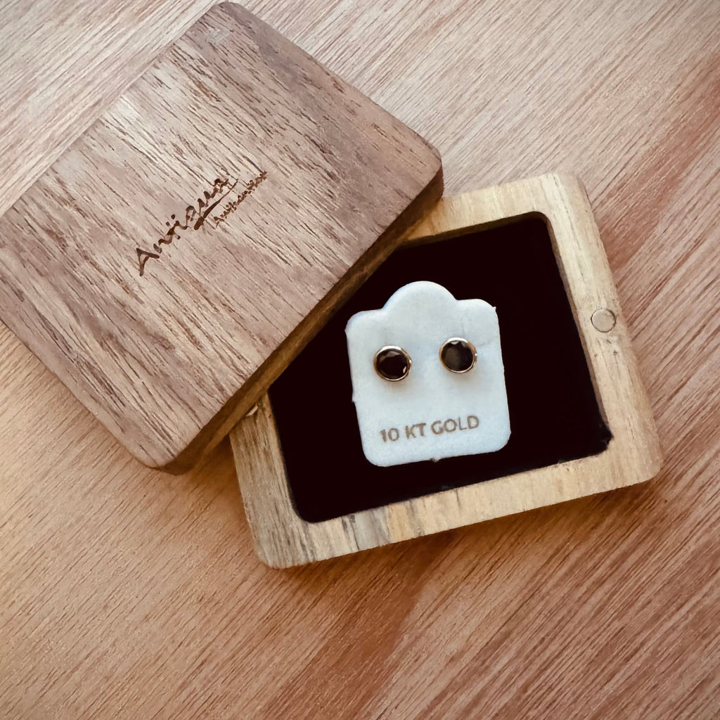 Bisel oro 10k con Ónix