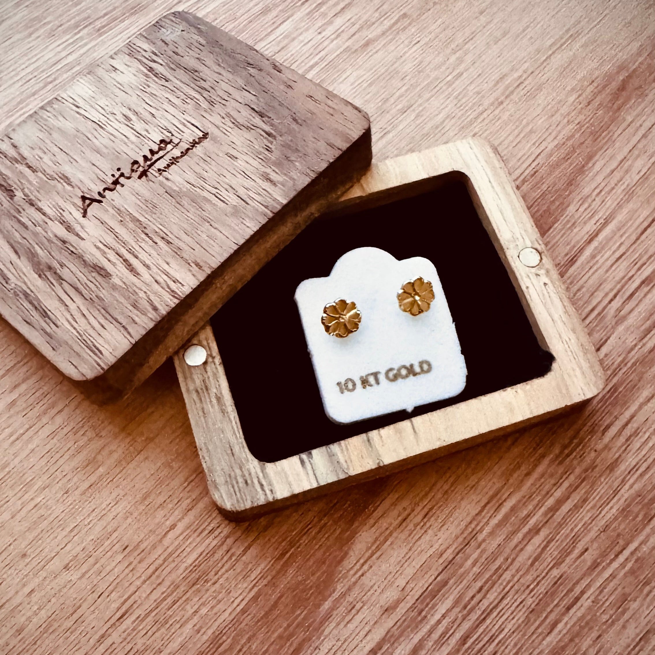 Broquel Flor Oro 10k  7mm