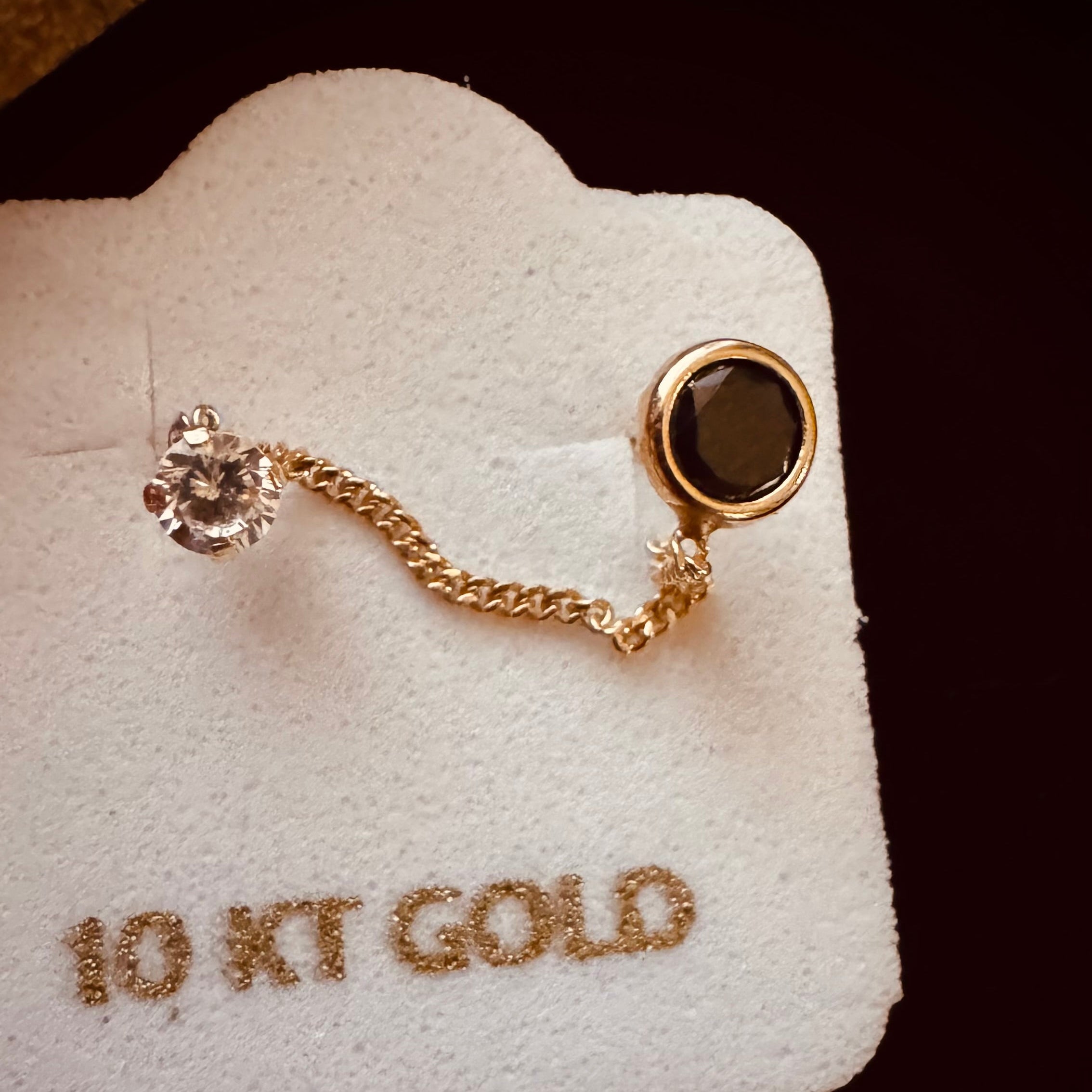 Broquel ónix con cadena oro 10k