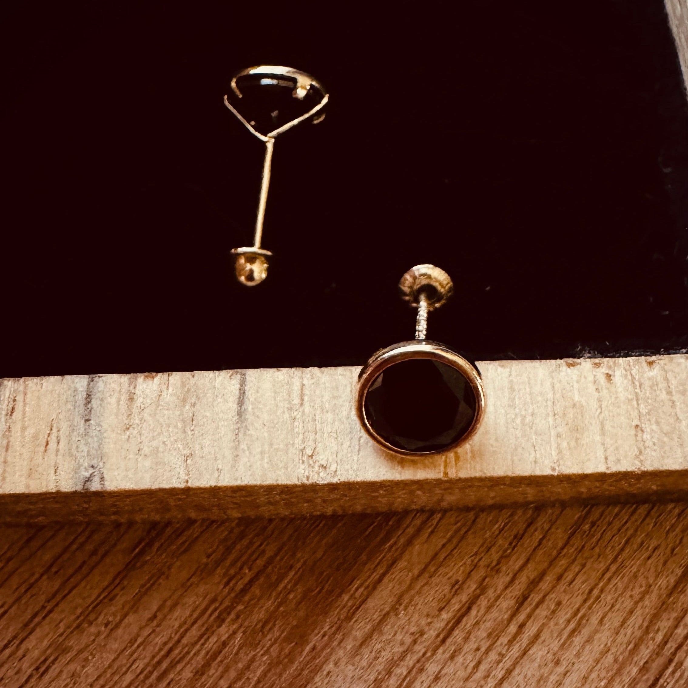 Bisel oro 10k con Ónix